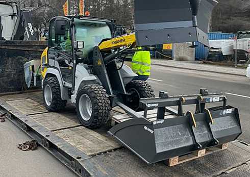 Kompaktlastare Kramer 5040 försedd med sandspridare och plog stulen i Sätra söder om Stockholm